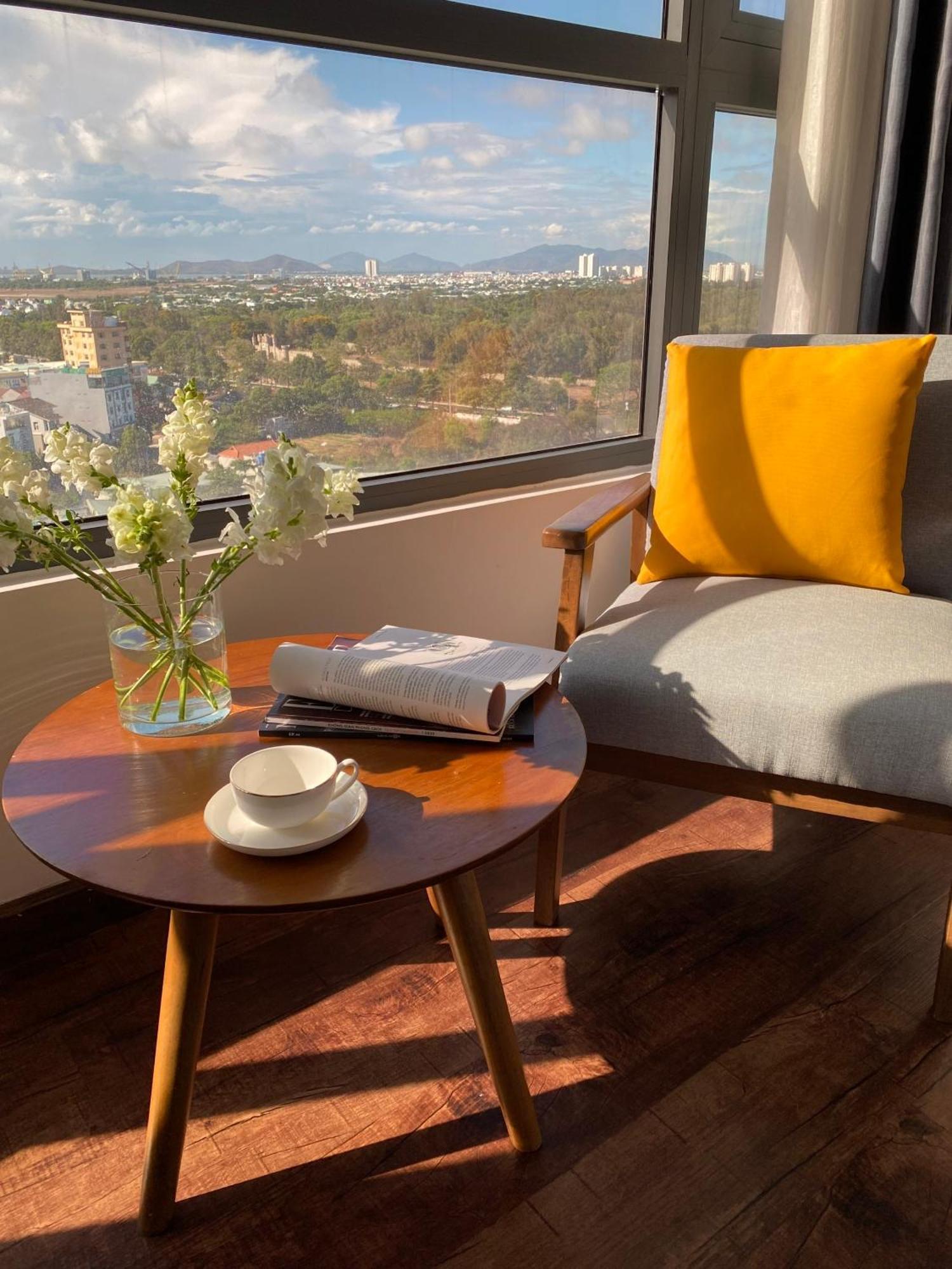 Vias Hotel Vung Tau - Transportation Included Bagian luar foto A coffee table with a chair