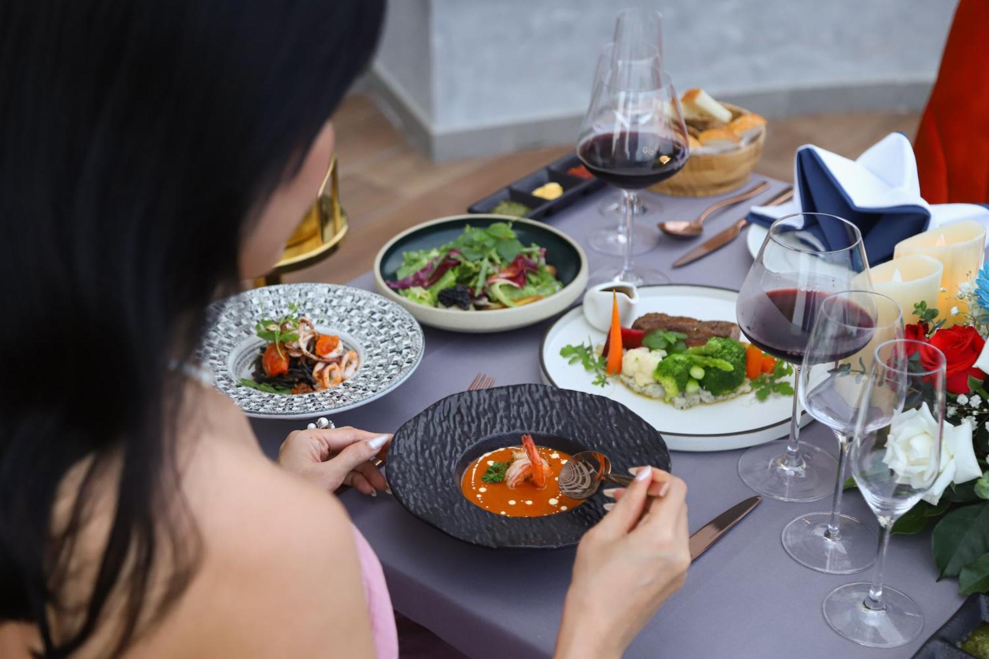 Vias Hotel Vung Tau - Transportation Included Bagian luar foto A woman eating a meal
