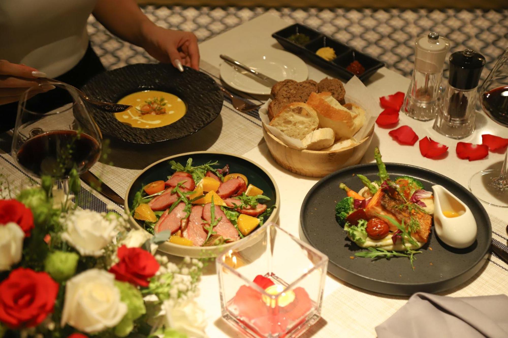 Vias Hotel Vung Tau - Transportation Included Bagian luar foto A meal at the restaurant