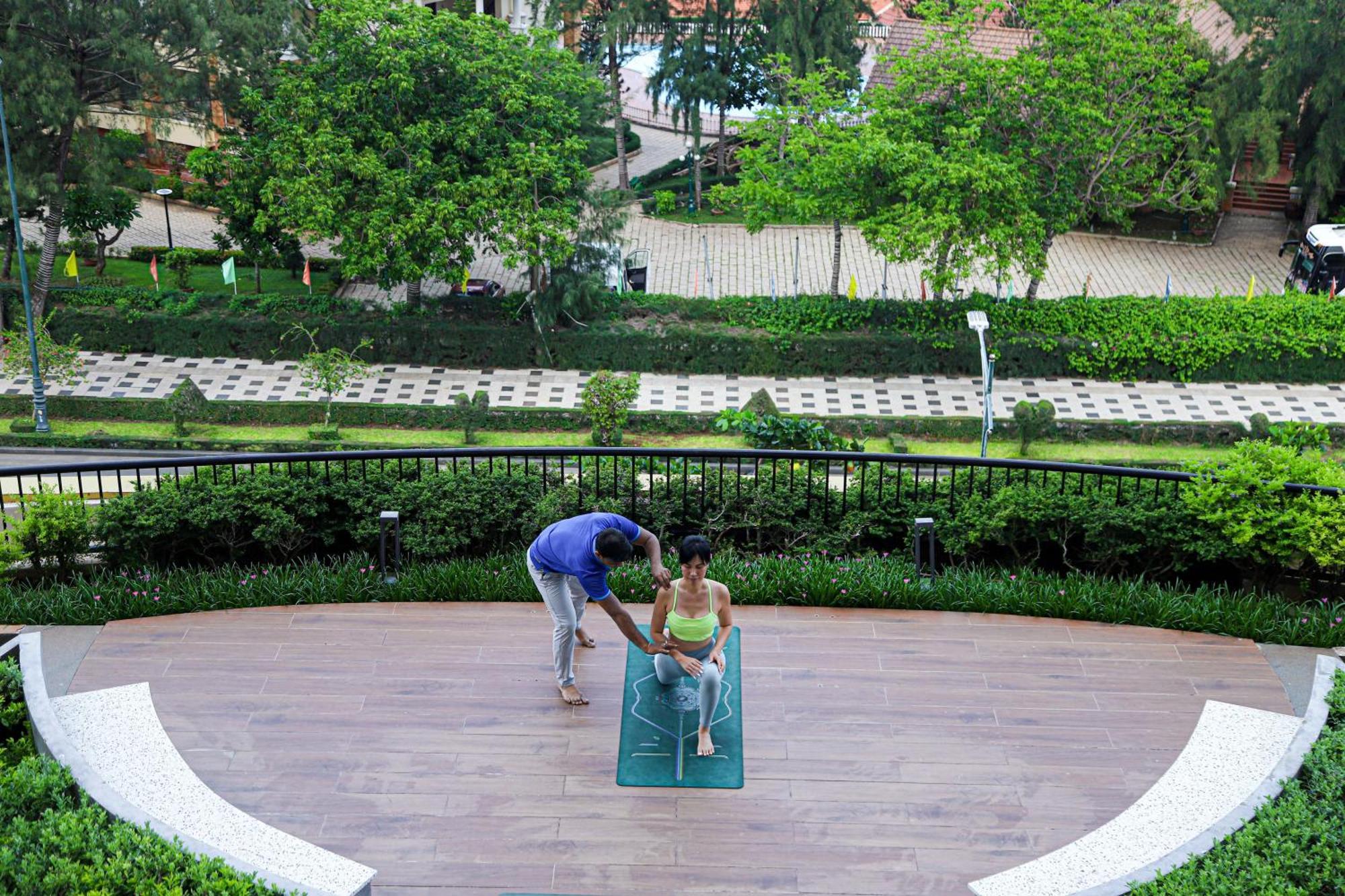 Vias Hotel Vung Tau - Transportation Included Bagian luar foto A woman practices yoga at the park