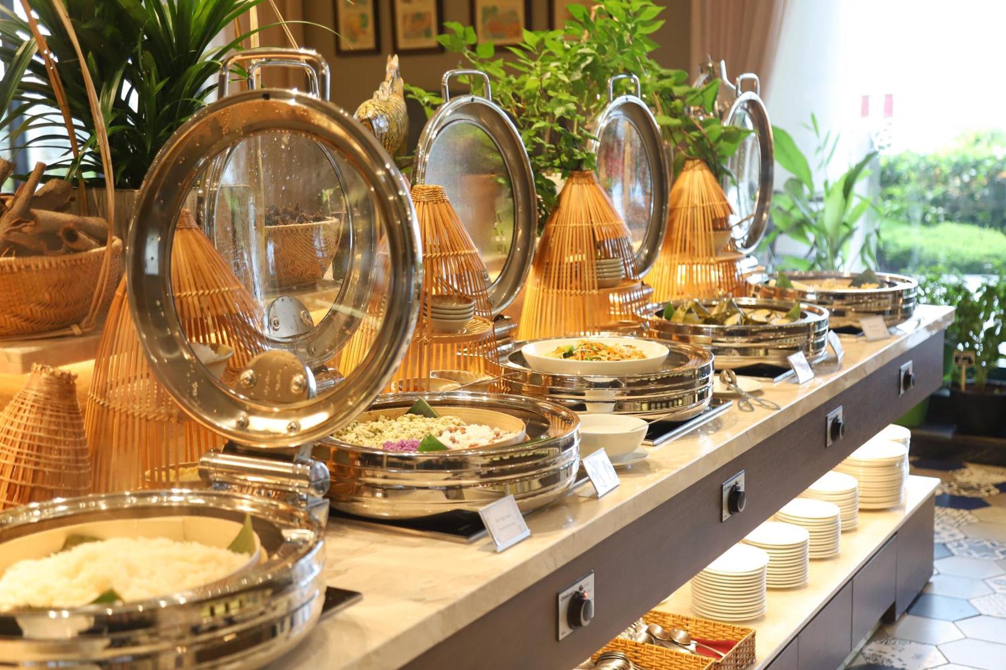 Vias Hotel Vung Tau - Transportation Included Bagian luar foto A buffet at a hotel